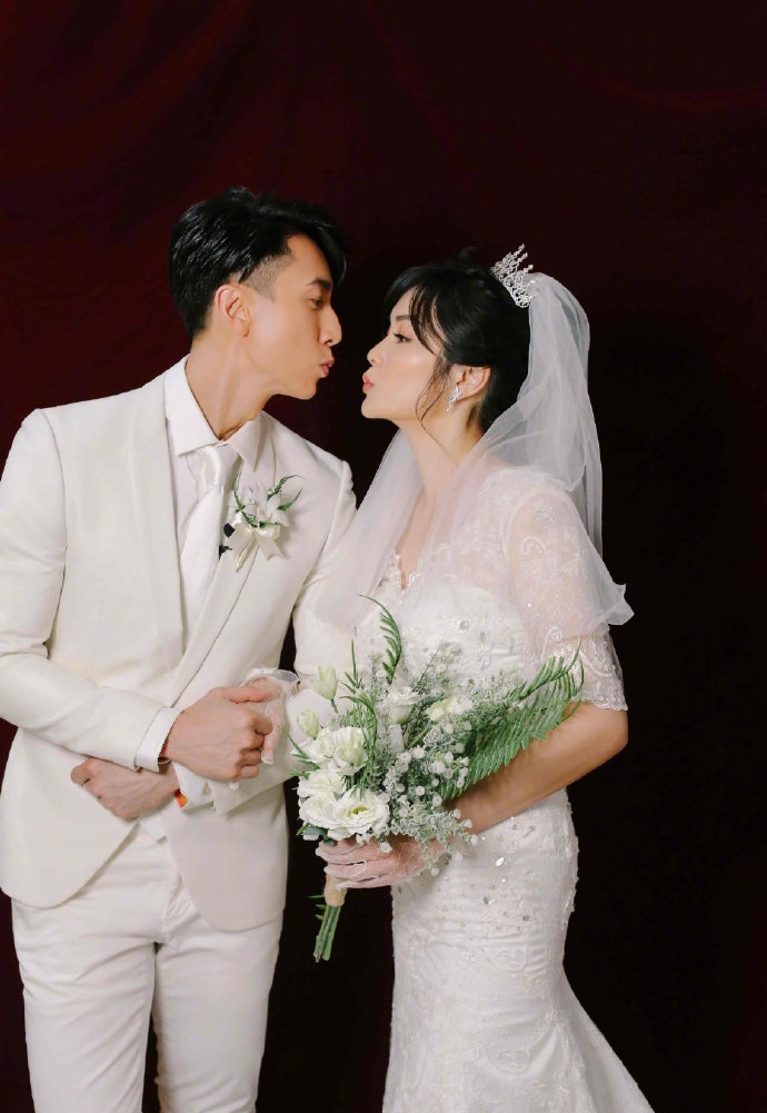 娱乐最前沿# 近日,#婚前21天# 曝光一组吴尊林丽吟婚纱照,吴尊夫妇