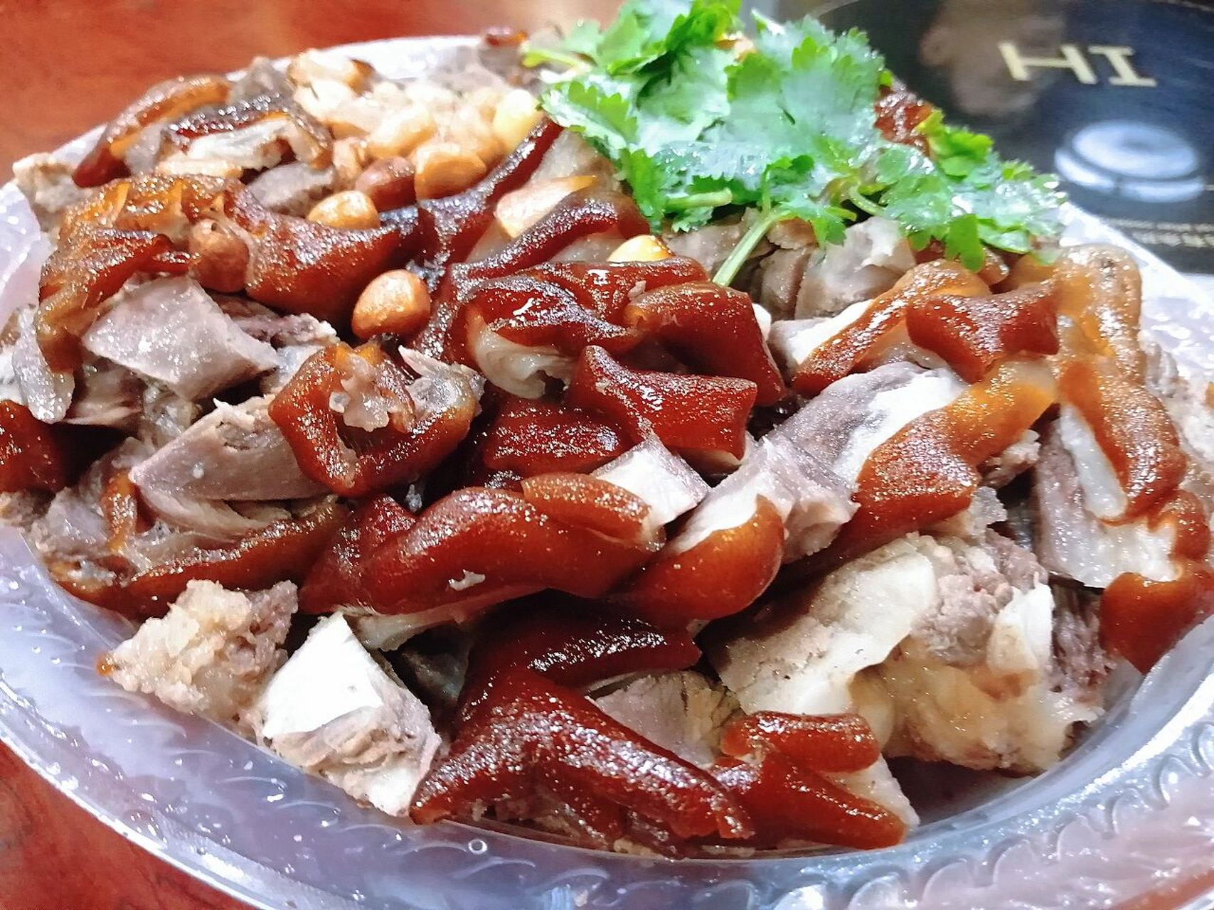 脆皮狗肉经常吃到,纯狗爪就好几年没吃了,印象最深的是在宾阳吃过酸辣