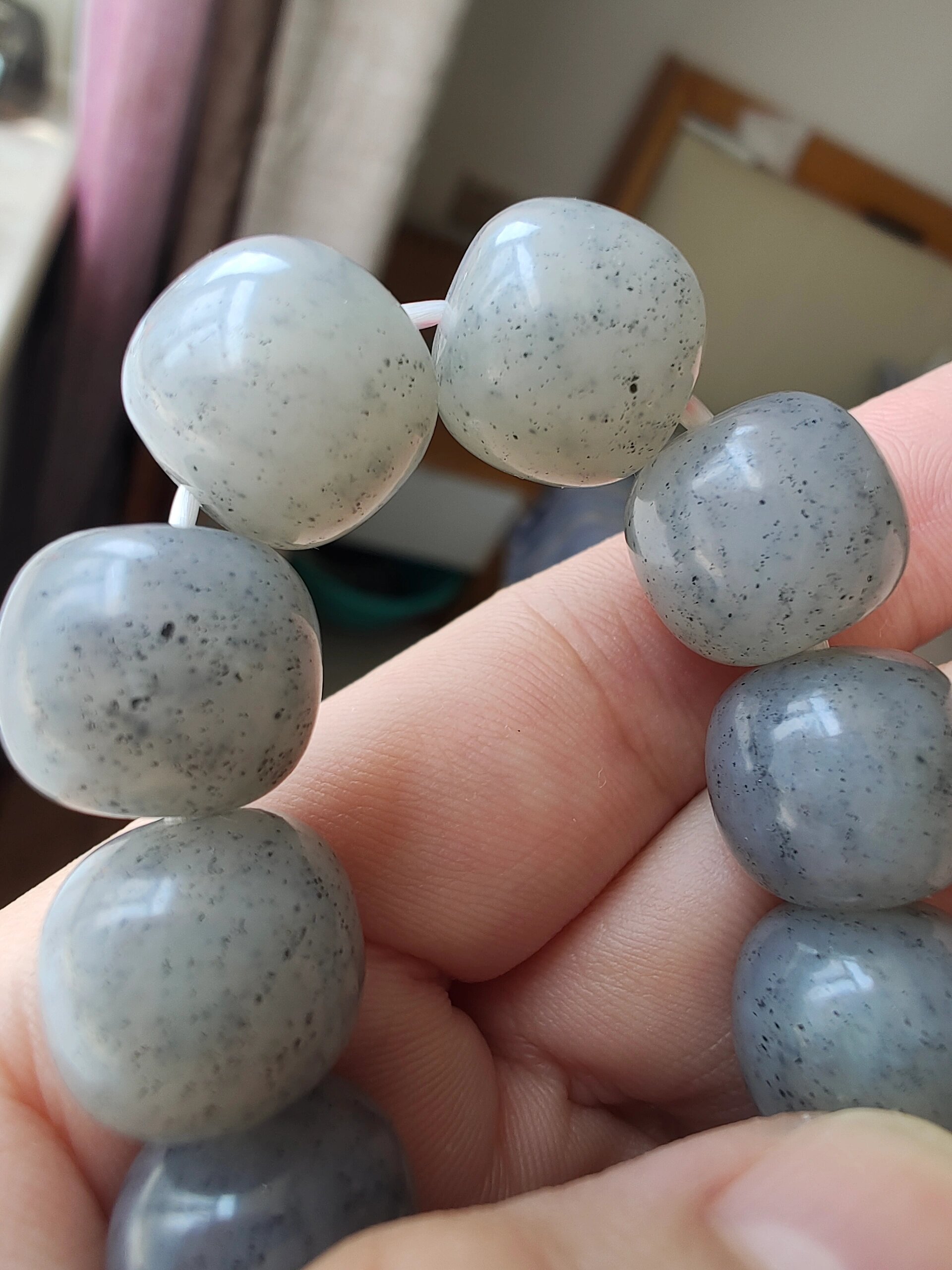 和田玉籽料芝麻糊白底青花 油滋滋 大油田 来自玉龙喀什河,至少一亿年