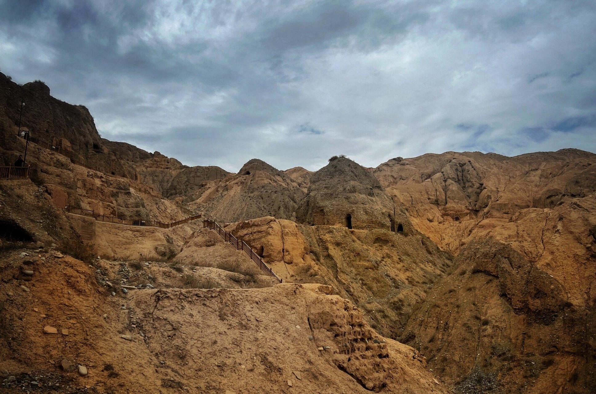 文殊山石窟 "文殊山,城西南三十里.