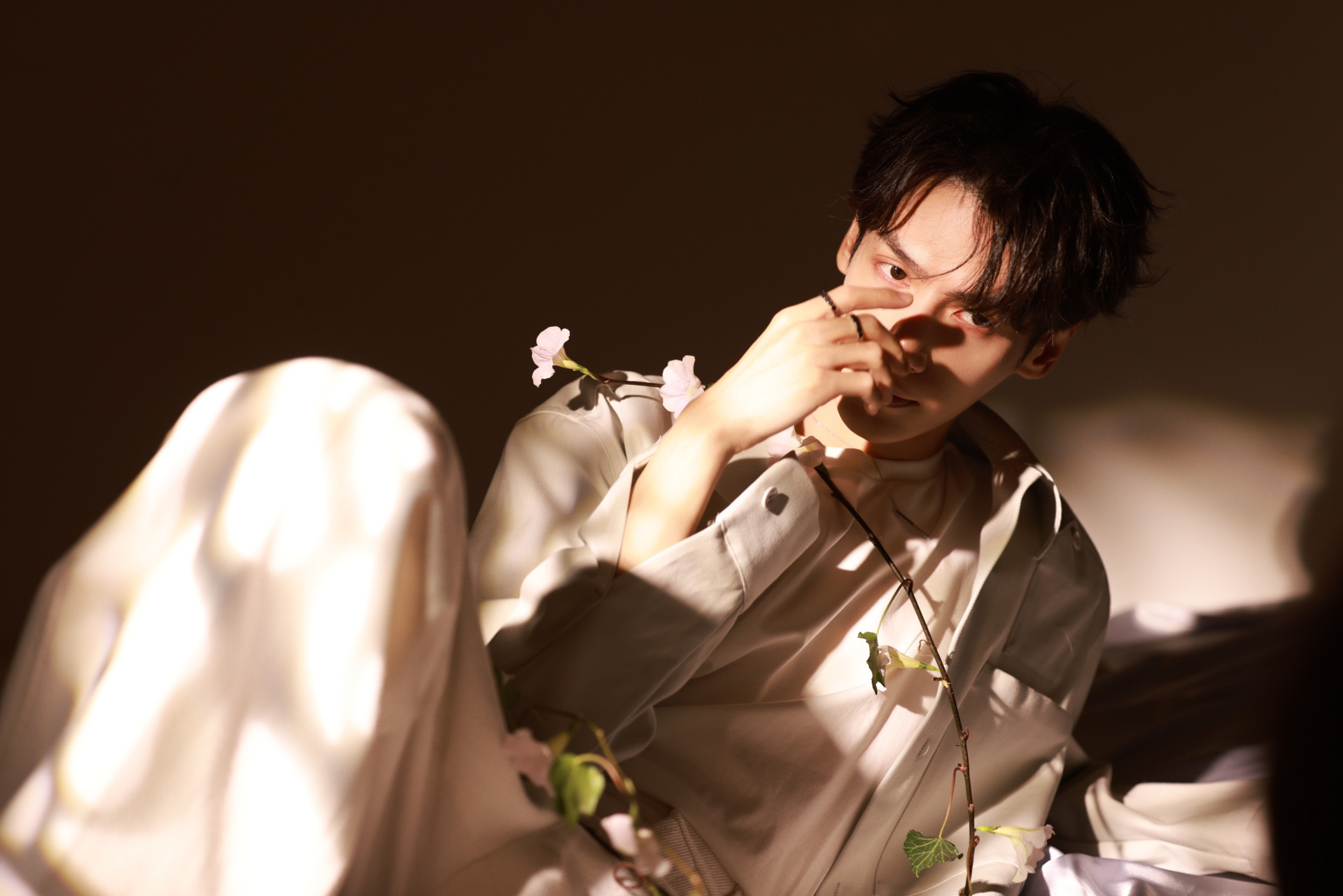 罗云熙 [浮云] #包罗万相# 一组拍摄花絮照送达 春为花忙,绿意盎然