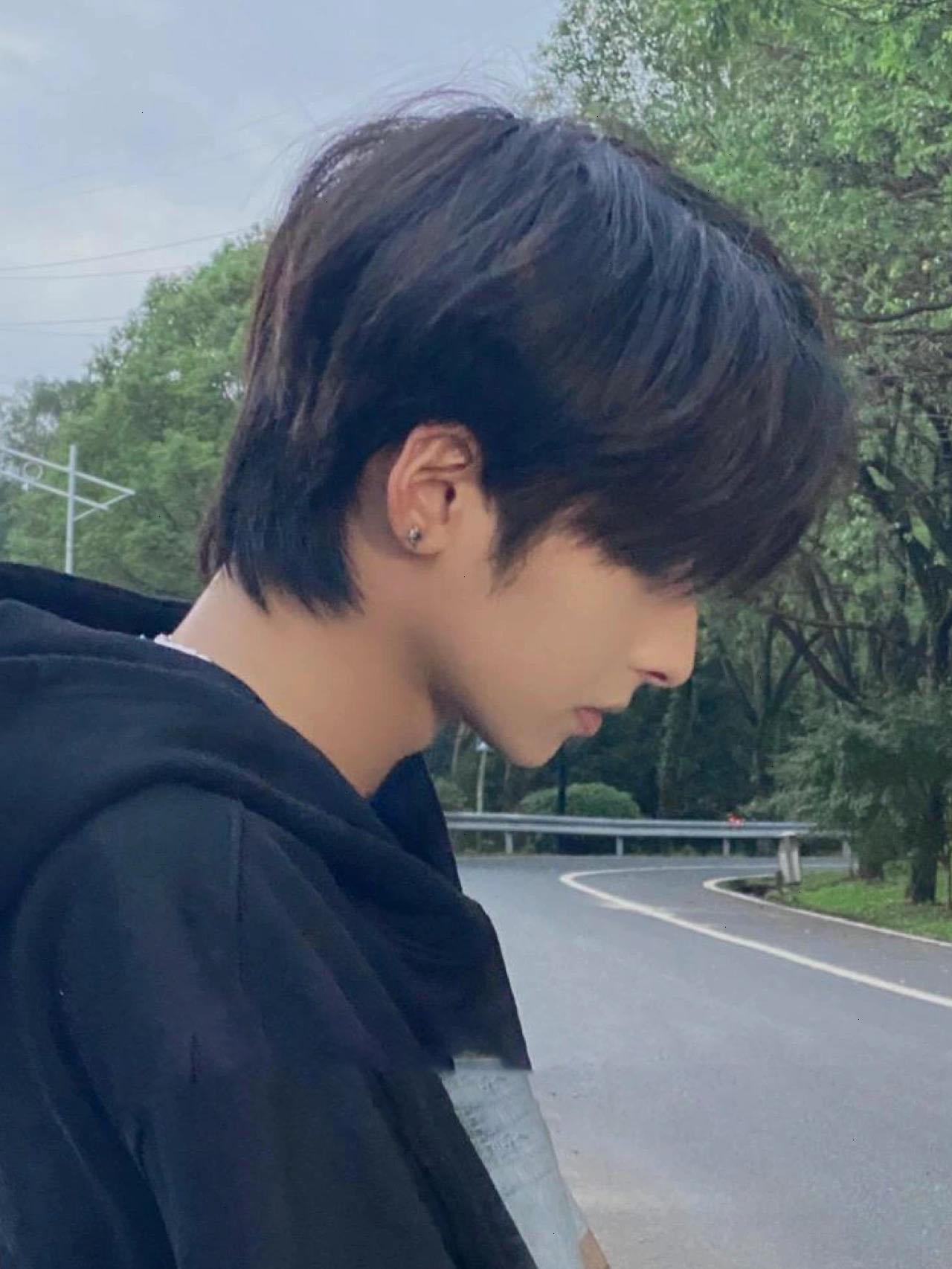 男生帅到掉渣的发型!狼尾三七分 帅到没朋友