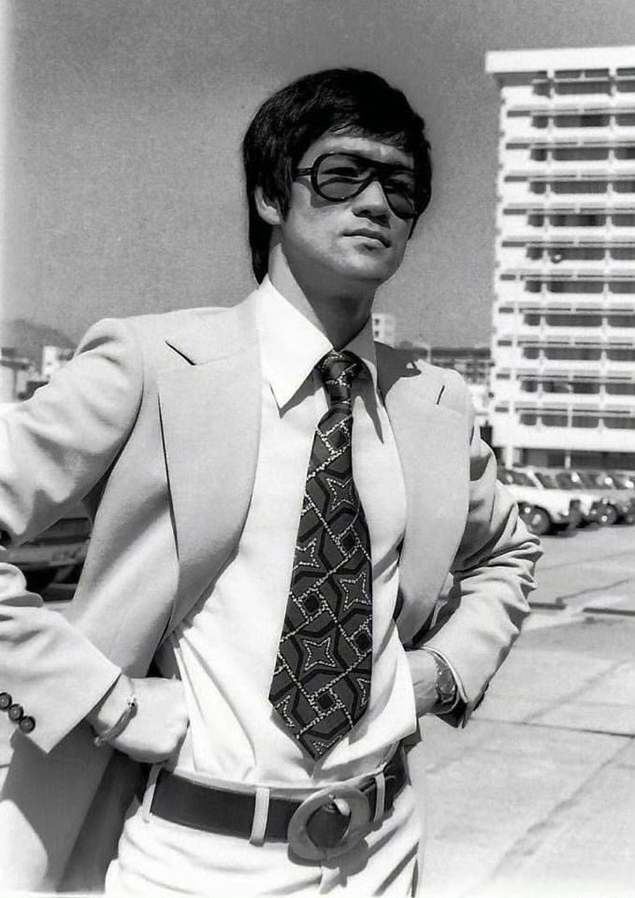 今天是一代宗师#李小龙诞辰83周年#,他永远活在龙迷们的心中,来看看他