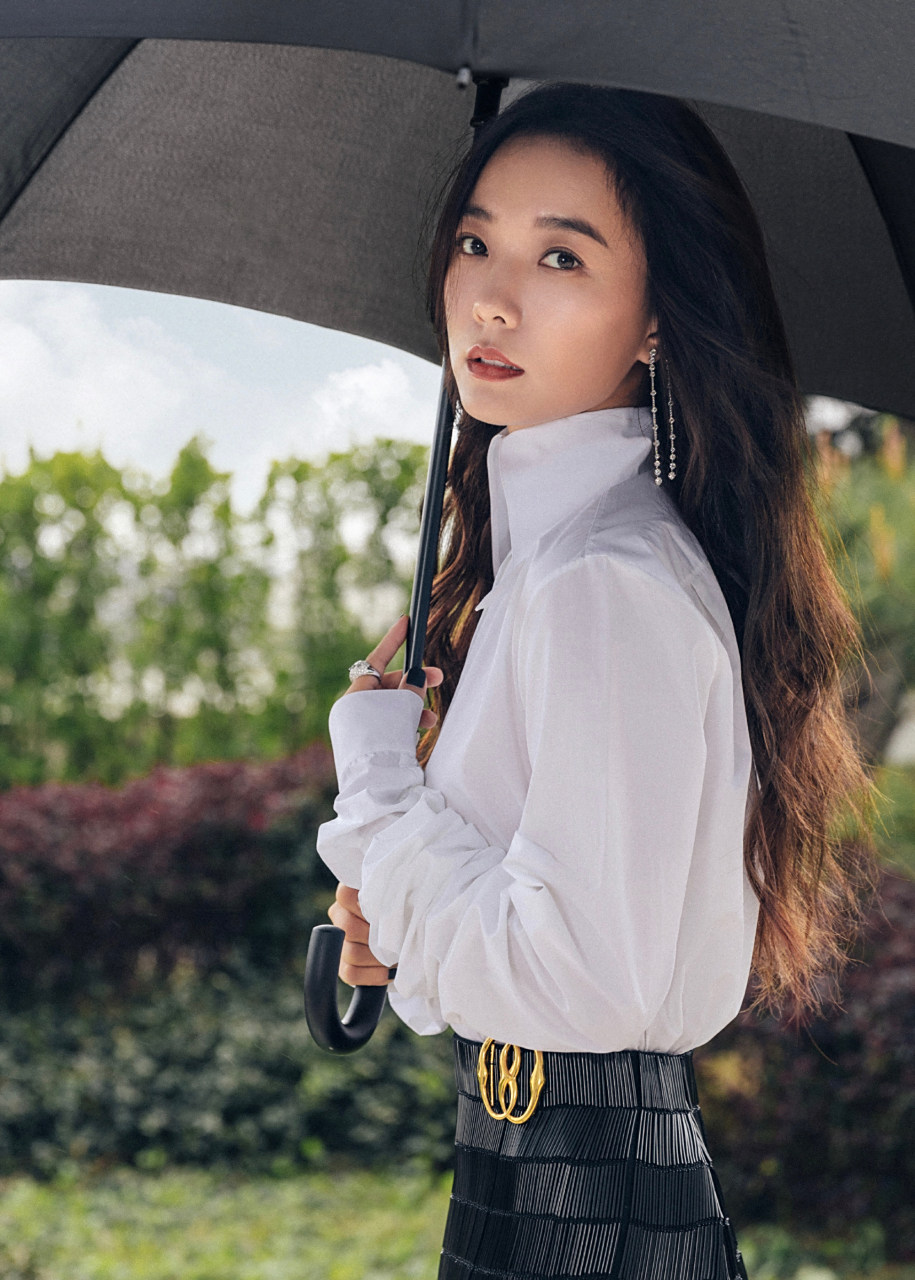 王珞丹,温柔长发,白衬衫搭配黑色长裙,简约清新,温柔雅致