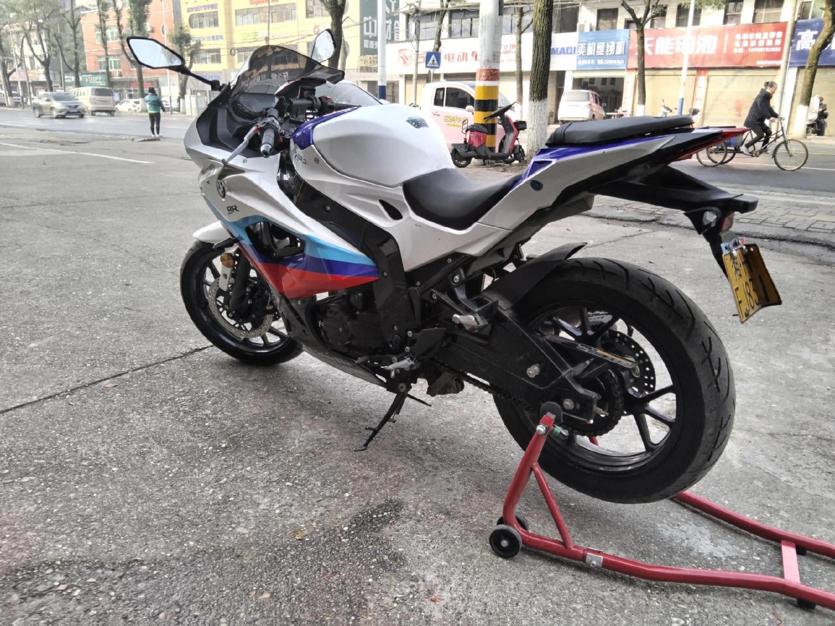 国产宝马双r,20年上牌,排量200cc,电喷,三千多公里实表,精品车况.