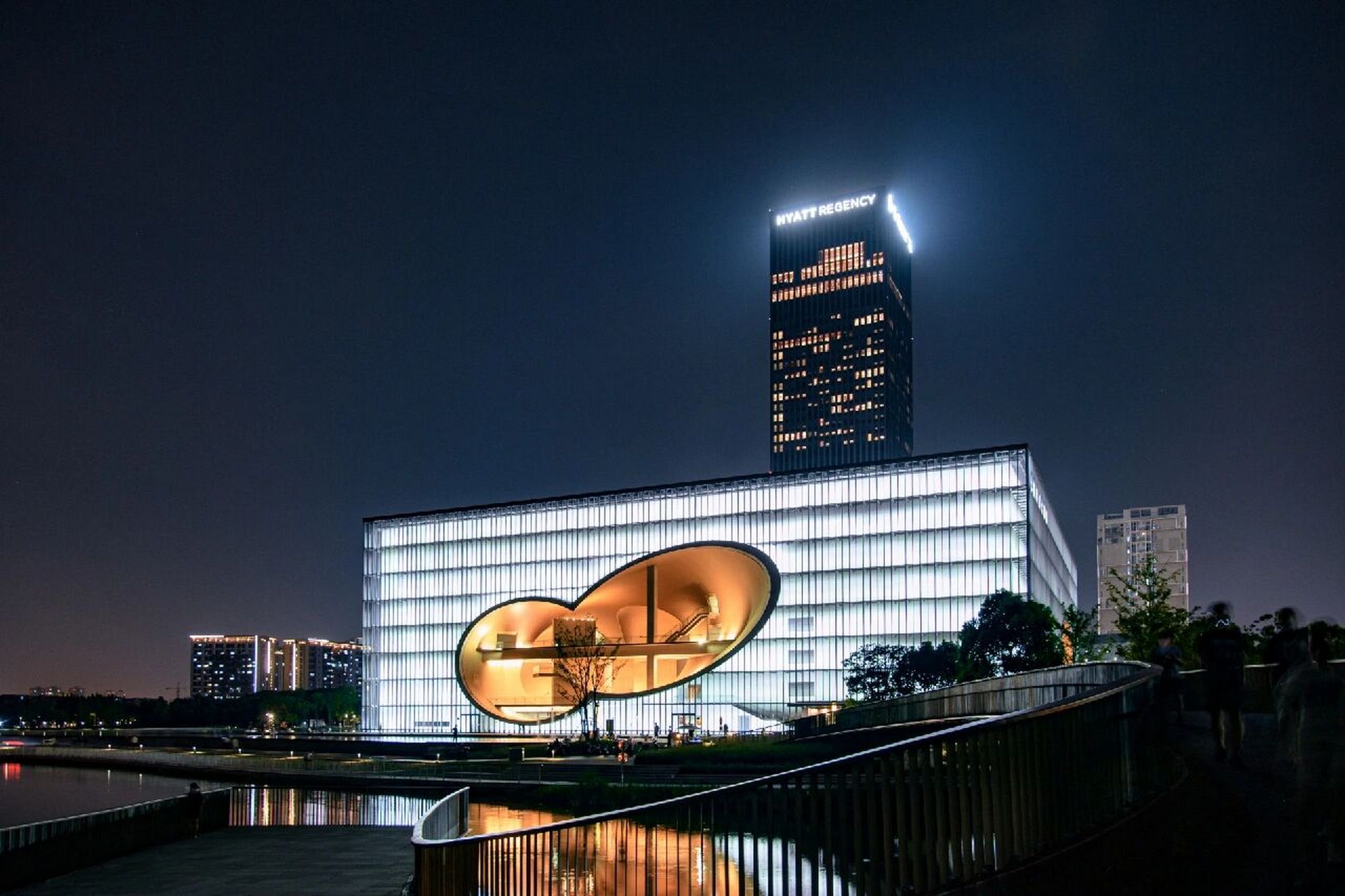 建筑摄影 | 静谧深邃 上海保利大剧院(夜) 这次晚上再来保利大剧院与