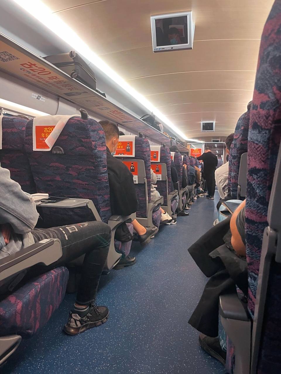 坐高铁你们选择靠窗还是靠走道?