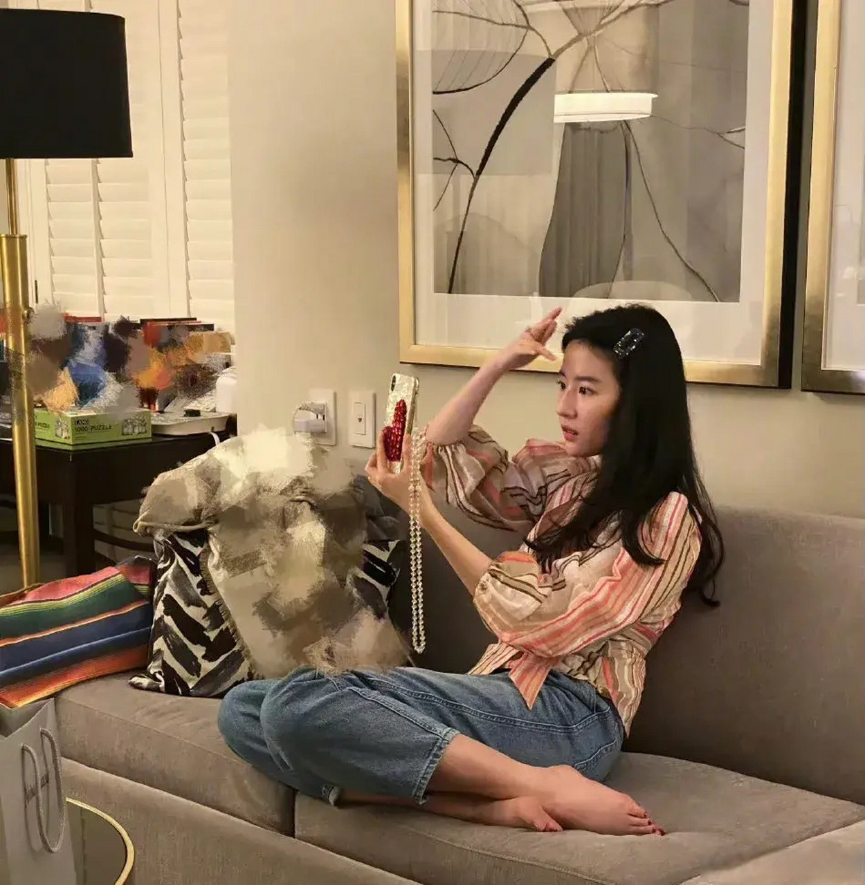 刘亦菲自拍和他拍对比,他拍五官优越仙气满满,怎么自拍就有点普普通通