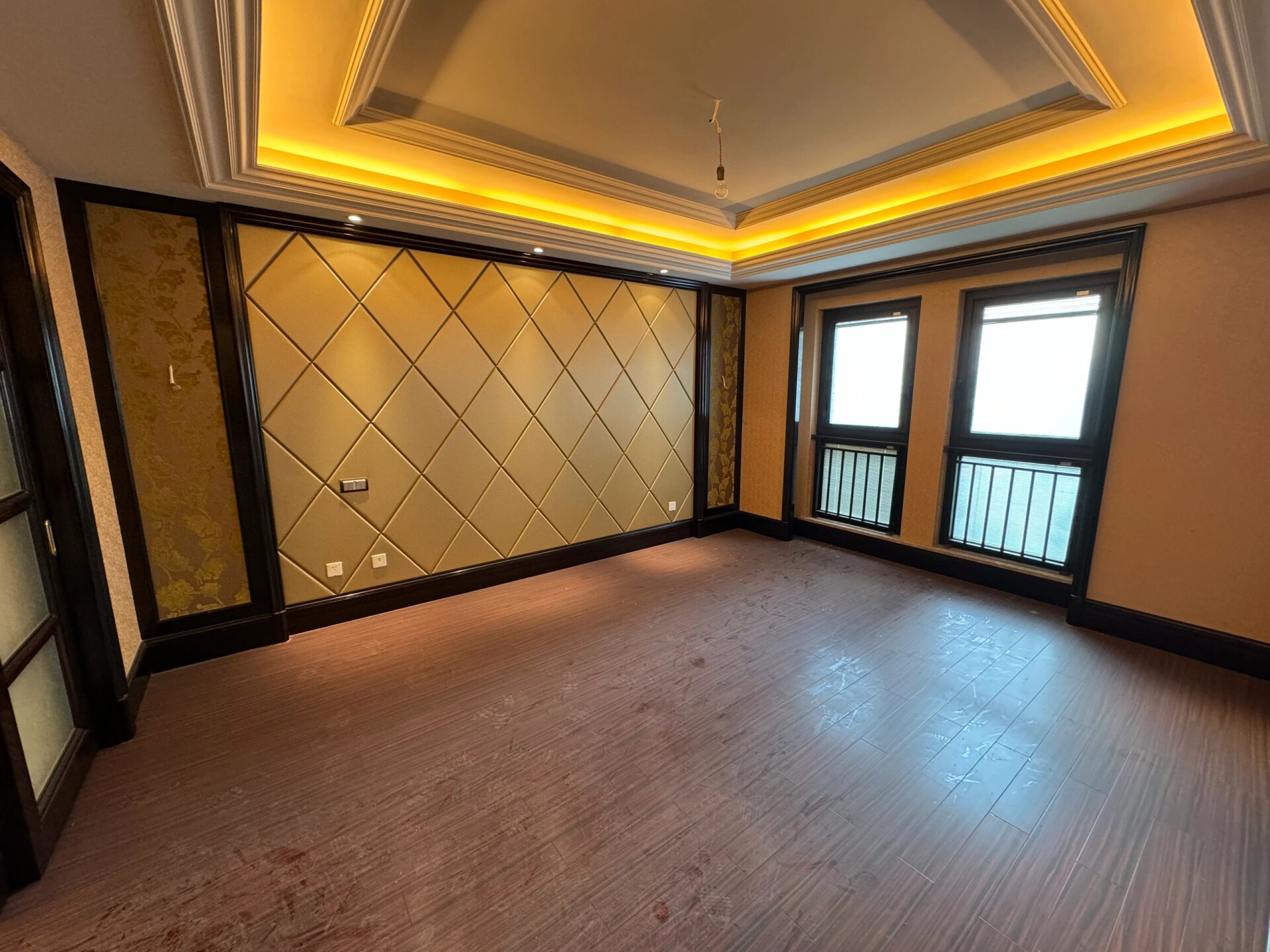 巨凝金水岸 208平方 开发商豪装 这个装修在当年很豪了 品质杠杠滴 很