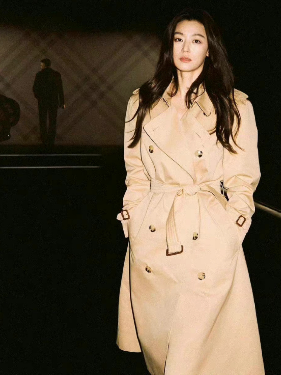 这件巴宝莉风衣被全智贤穿到全球断货了 全智贤实在太美了,我个人觉得