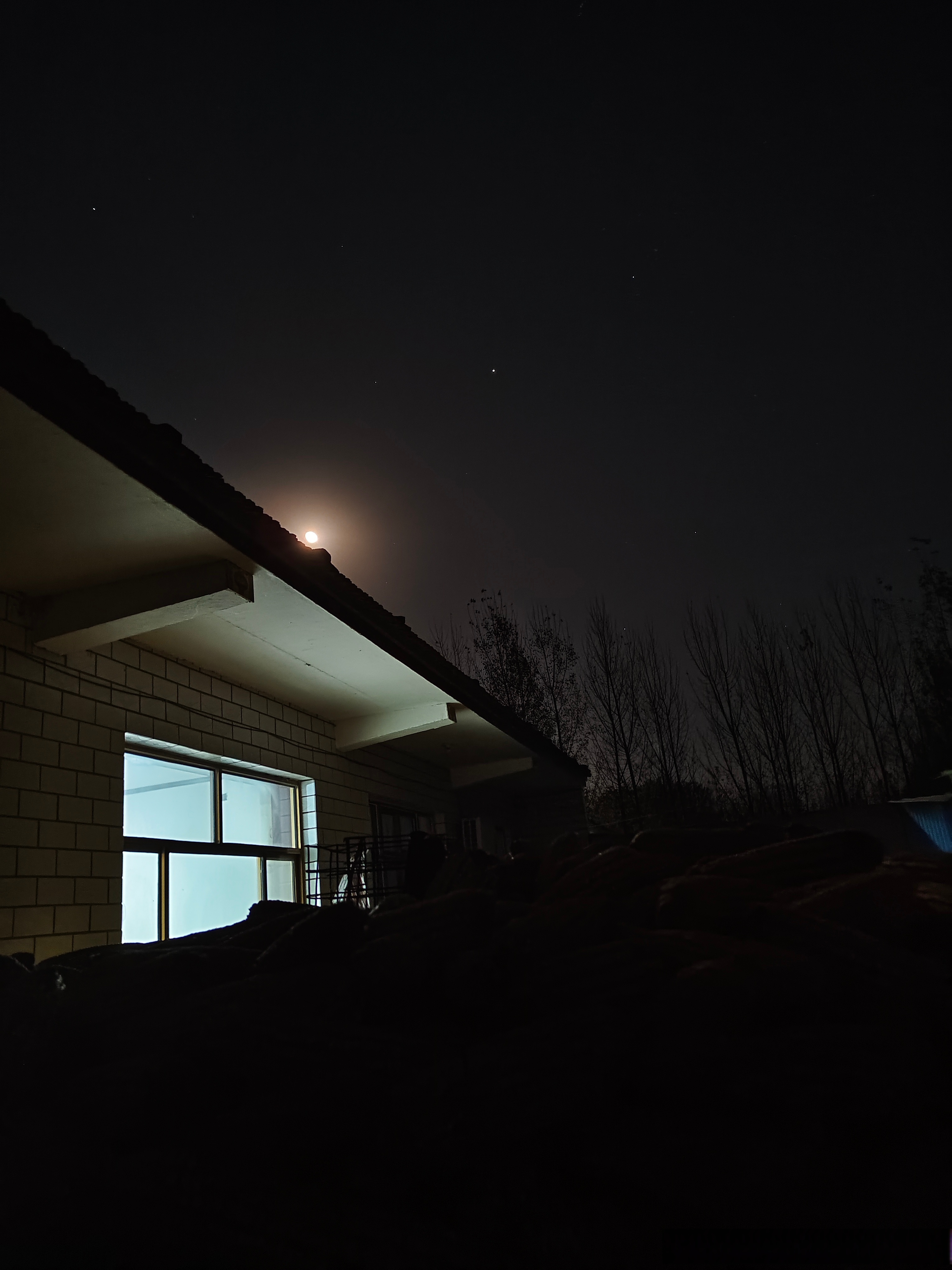 乡村的夜晚,是静谧清凉,断断续续狗叫声,呼呼风声,寒星点点
