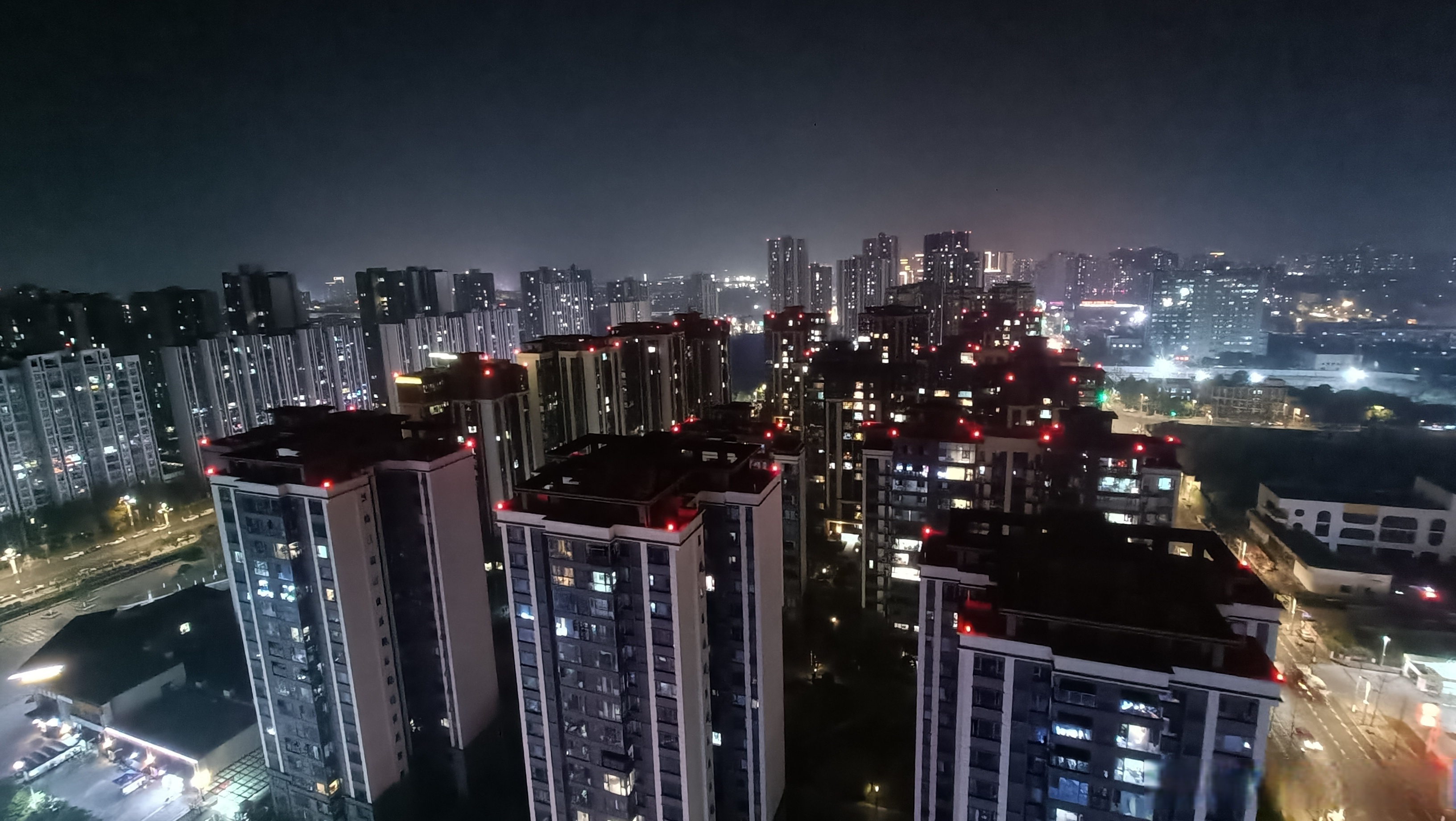 但谁会知道站在楼顶冷飕飕的我,会这么悲催,这么落魄,这么艰辛