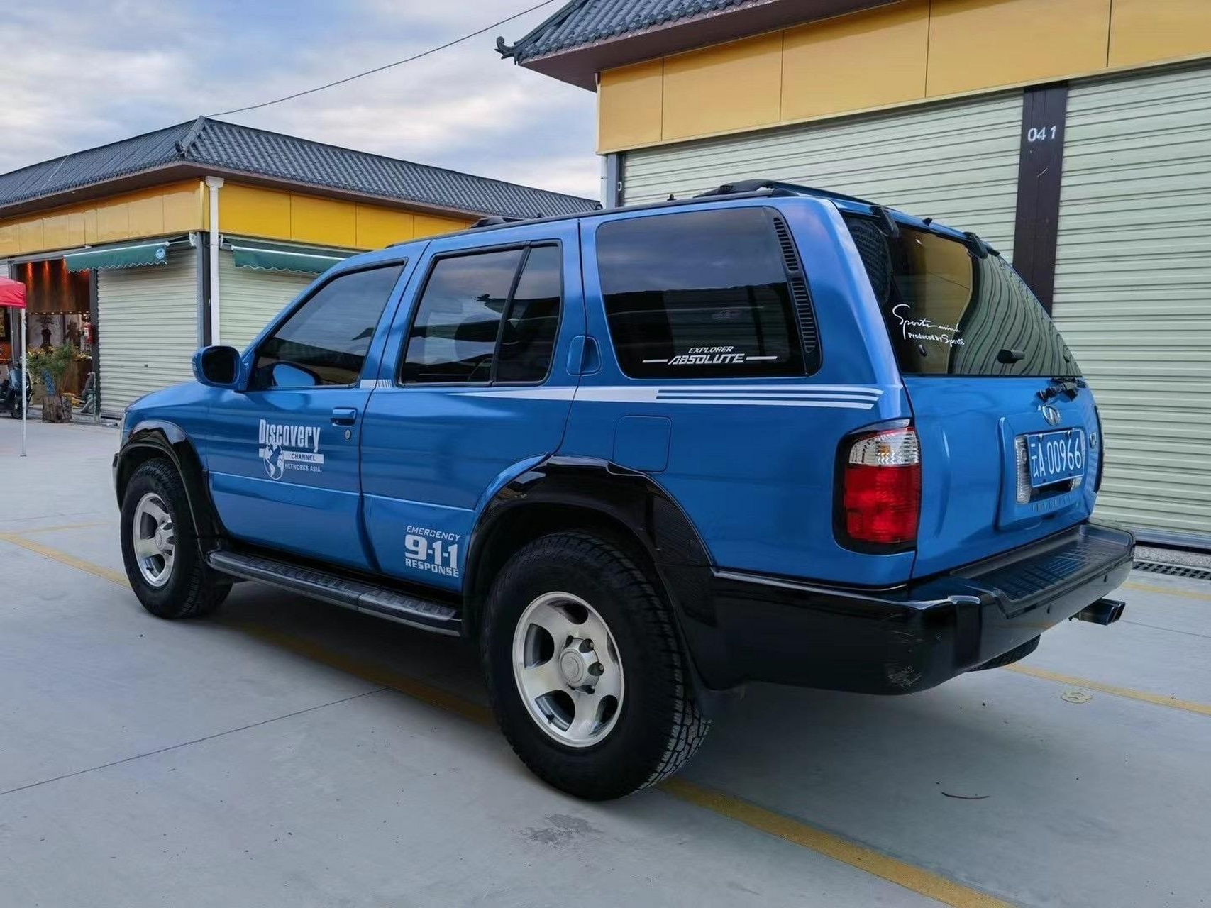 英菲尼迪qx4  02年上牌,当年100万,现在几小万,车况不错,来个老板带走