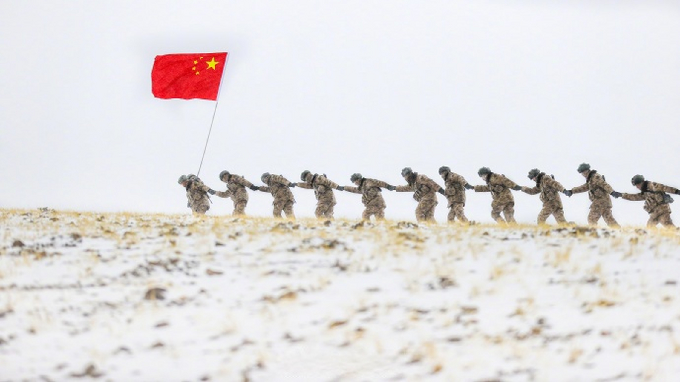 边防战士6月仍在踏雪巡逻#】近日,新疆军区某合成团官兵在海拔520米 