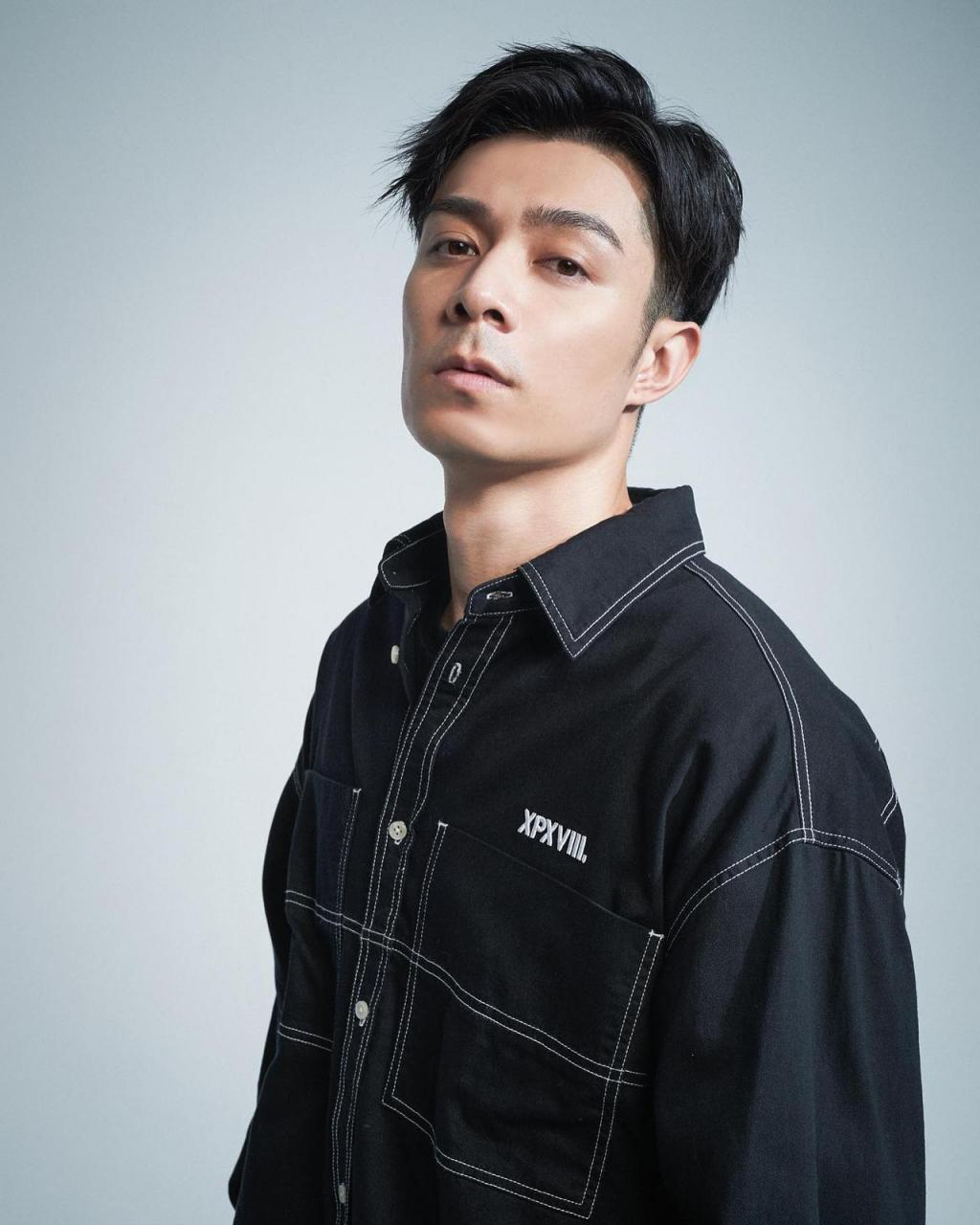 今年38岁的周柏豪还是挺帅的,身材也很好,好喜欢他.