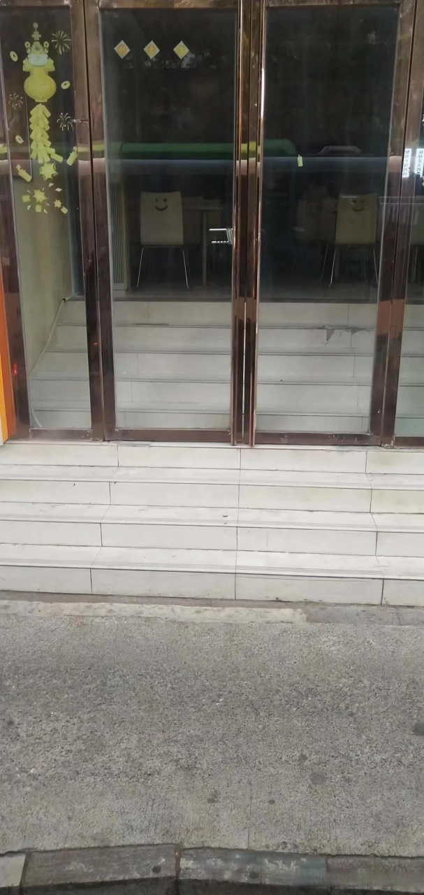 这种门面风水不好,门口是上行阶梯,进门后还是上行