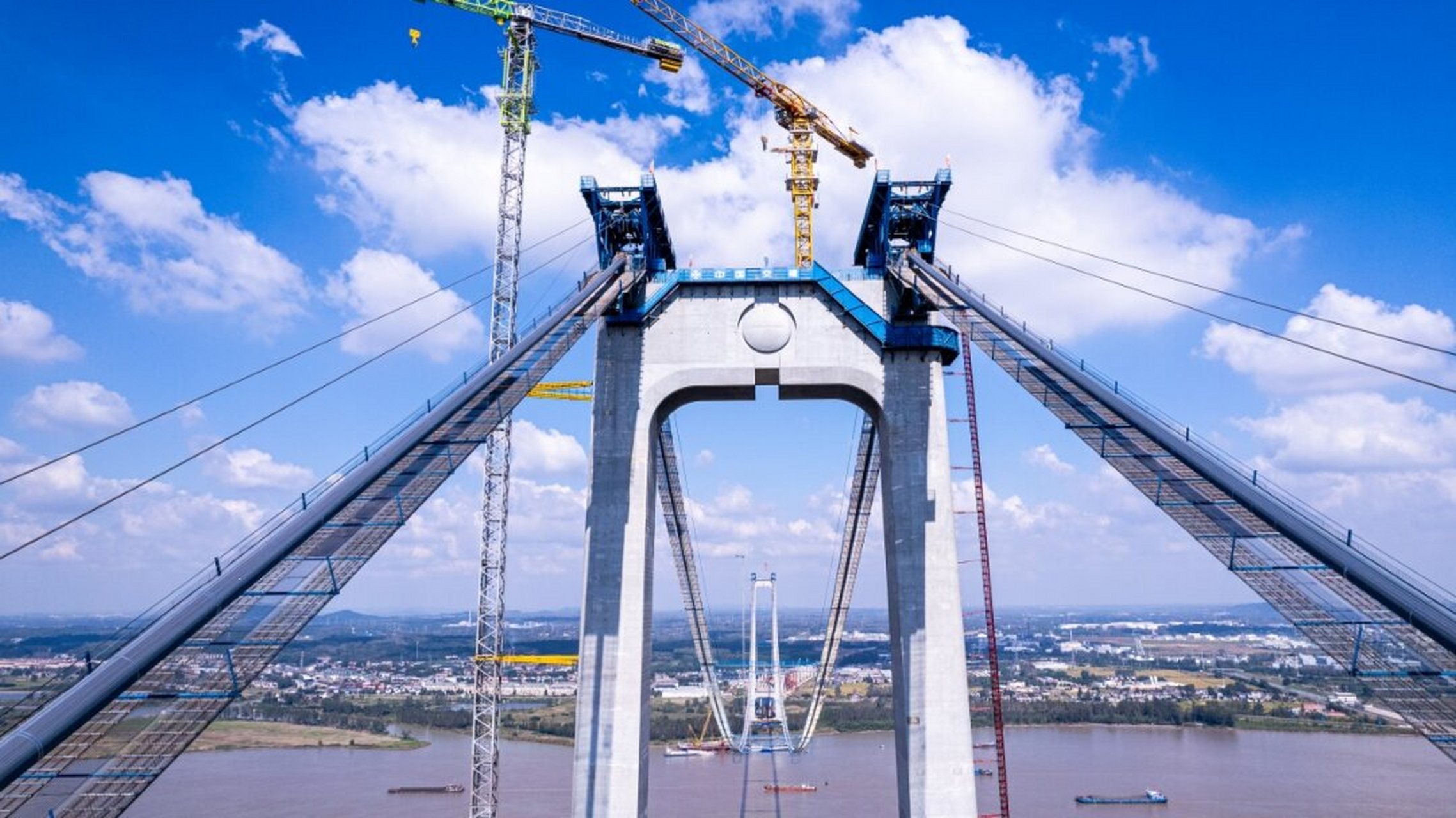 10月12日,龙潭长江大桥北引桥n1910月13日,随着主缆紧缆机行至塔顶