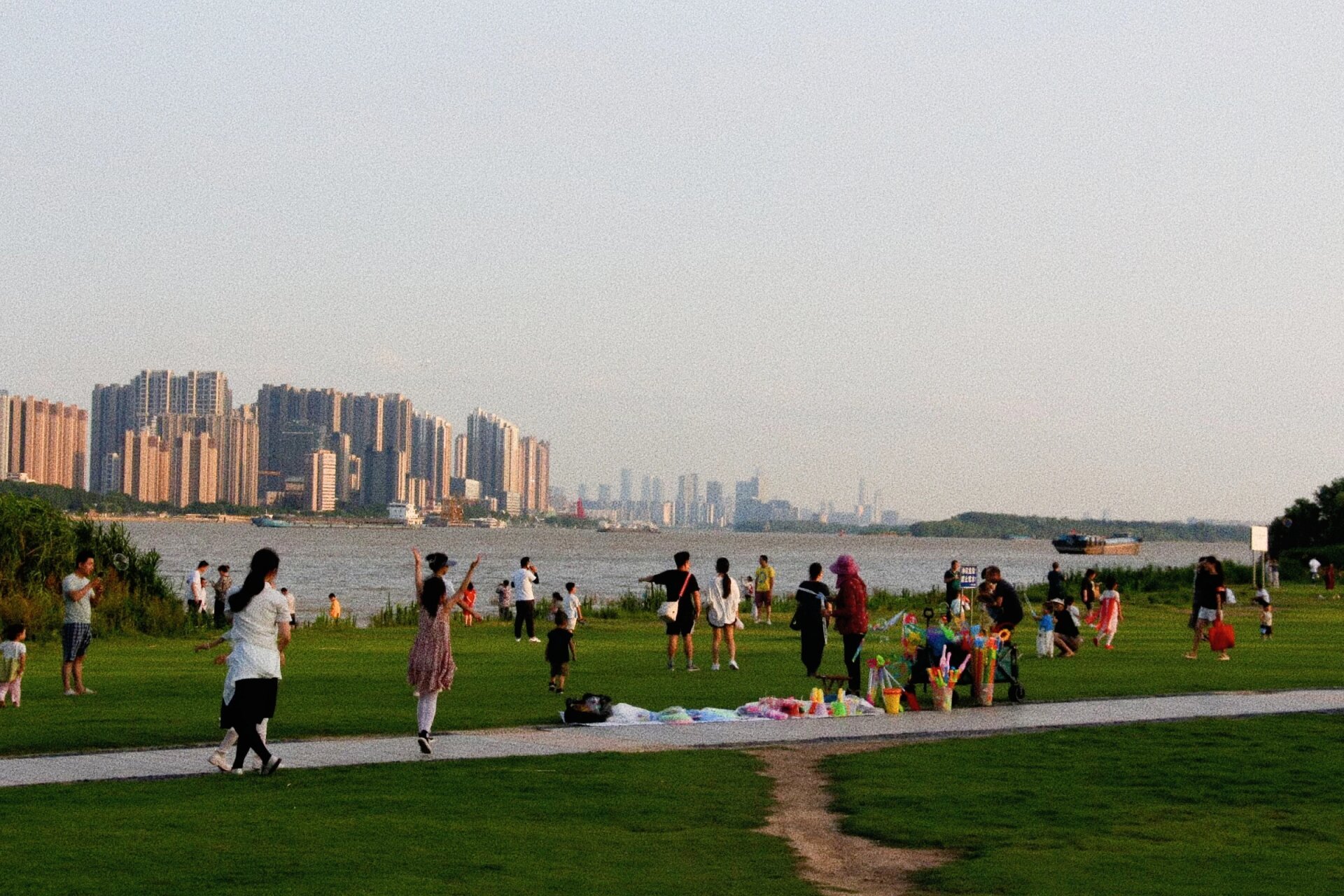 南京周末去哪玩——桥北滨江生态公园 超多人在江边,还有搭吊床的.