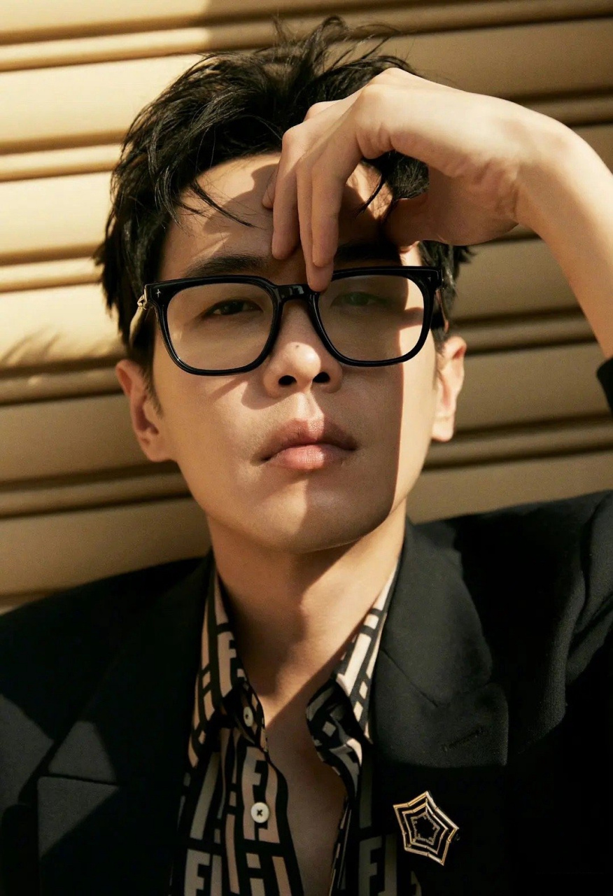 张若昀发现他嘴角有个小洞,一看就是打唇钉留下的洞