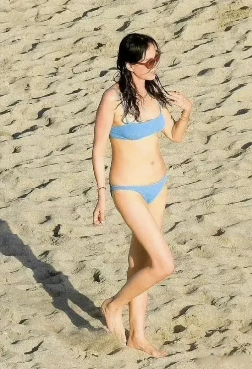 娱评大赏 果然有钱让人美丽,邓文迪女士在沙滩上奔跑的模样,完全看不