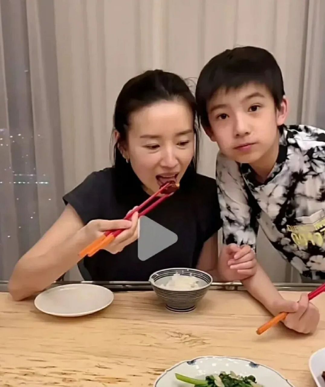 不得不说,董洁儿子顶顶的颜值完全遗传了父母的长相!