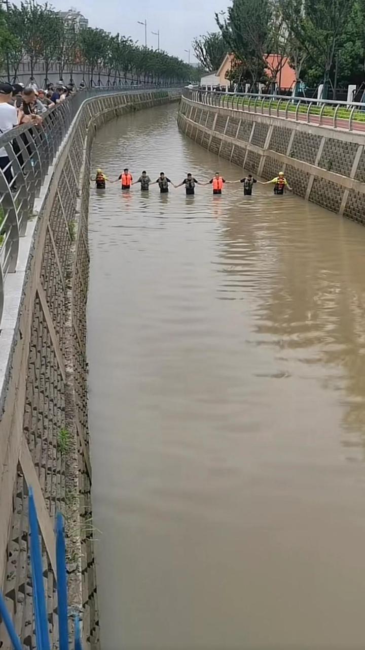 今天救援人员这样手拉手排查了,地毯式搜索,目前尚未找到的消息.