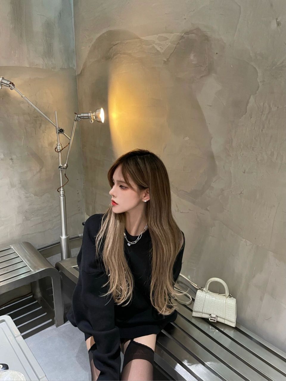 black heart 是初秋必备黑色刺绣刺毛衣啦 搭配了一个吊带袜让整体不