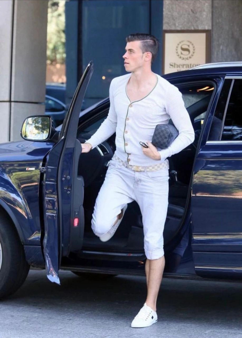 看下贝尔以前的杀马特穿搭