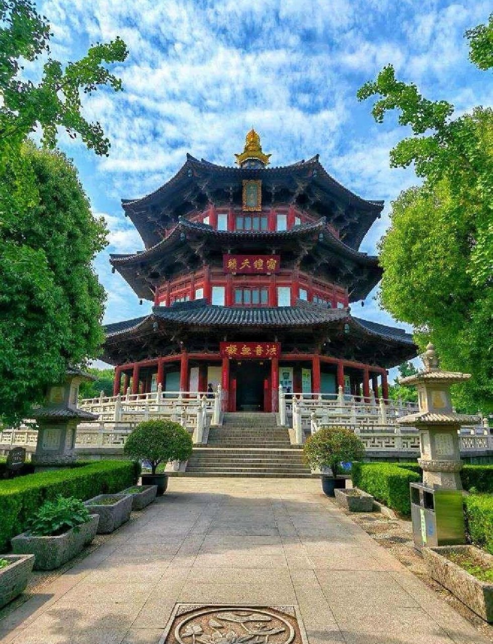 寒山寺风景如画 寒山寺曾是中国十大名寺之一,寺内古迹甚多,有张继诗