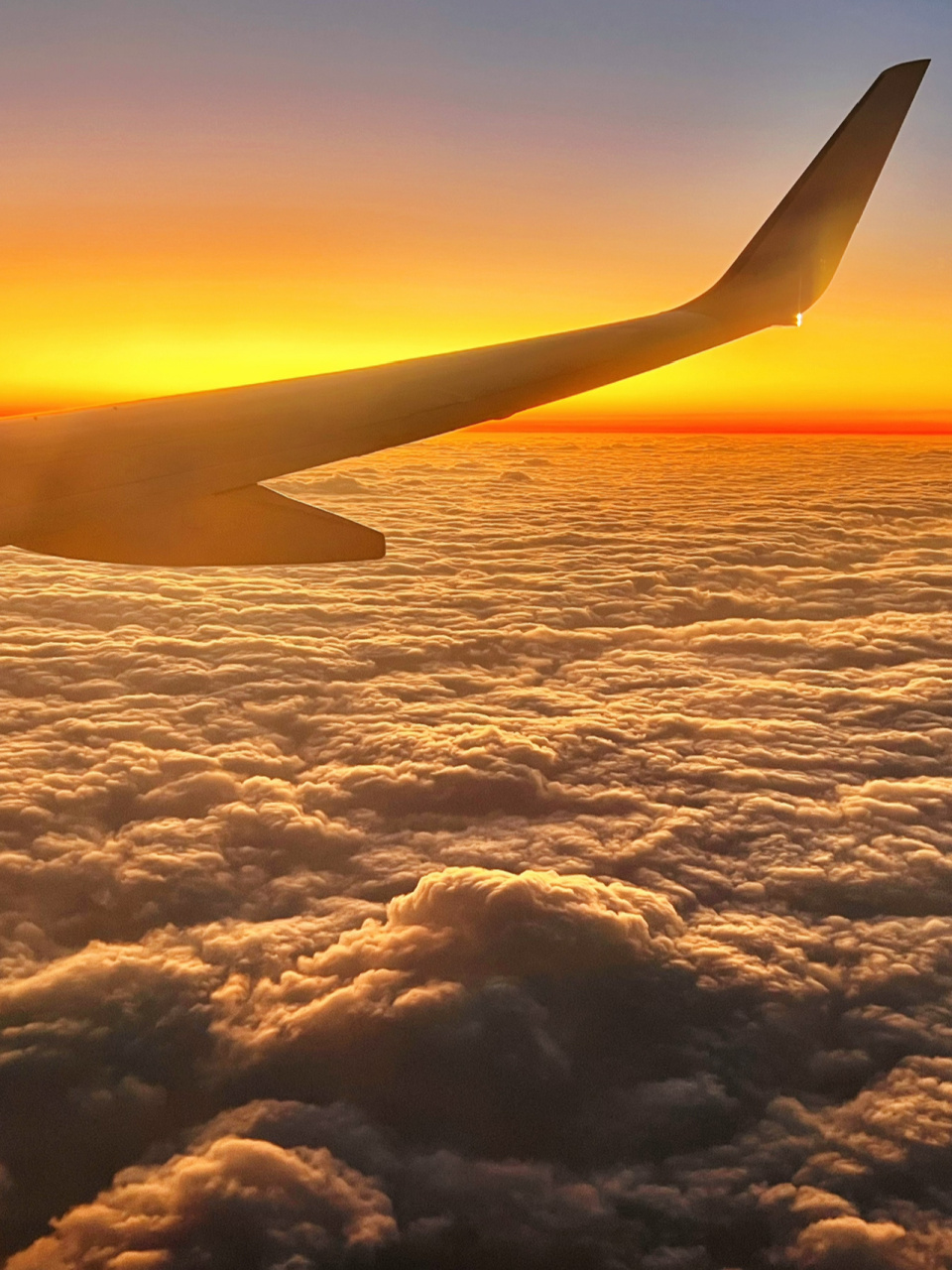 傍晚航班,舷窗里的云海落日与晚霞 被西边刺眼的阳光晒醒,舷窗里看到