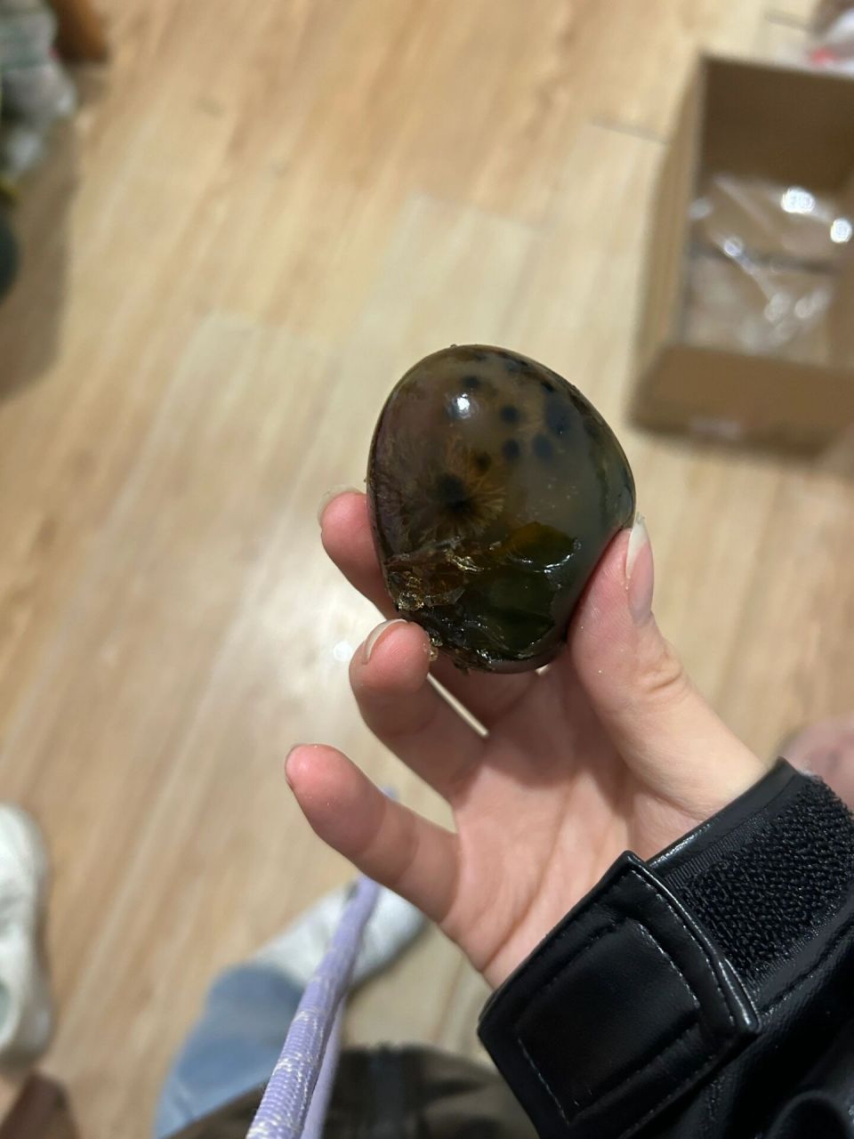 在线求助 救命啊皮蛋里面有像霉点点的,这样的皮蛋还能吃吗