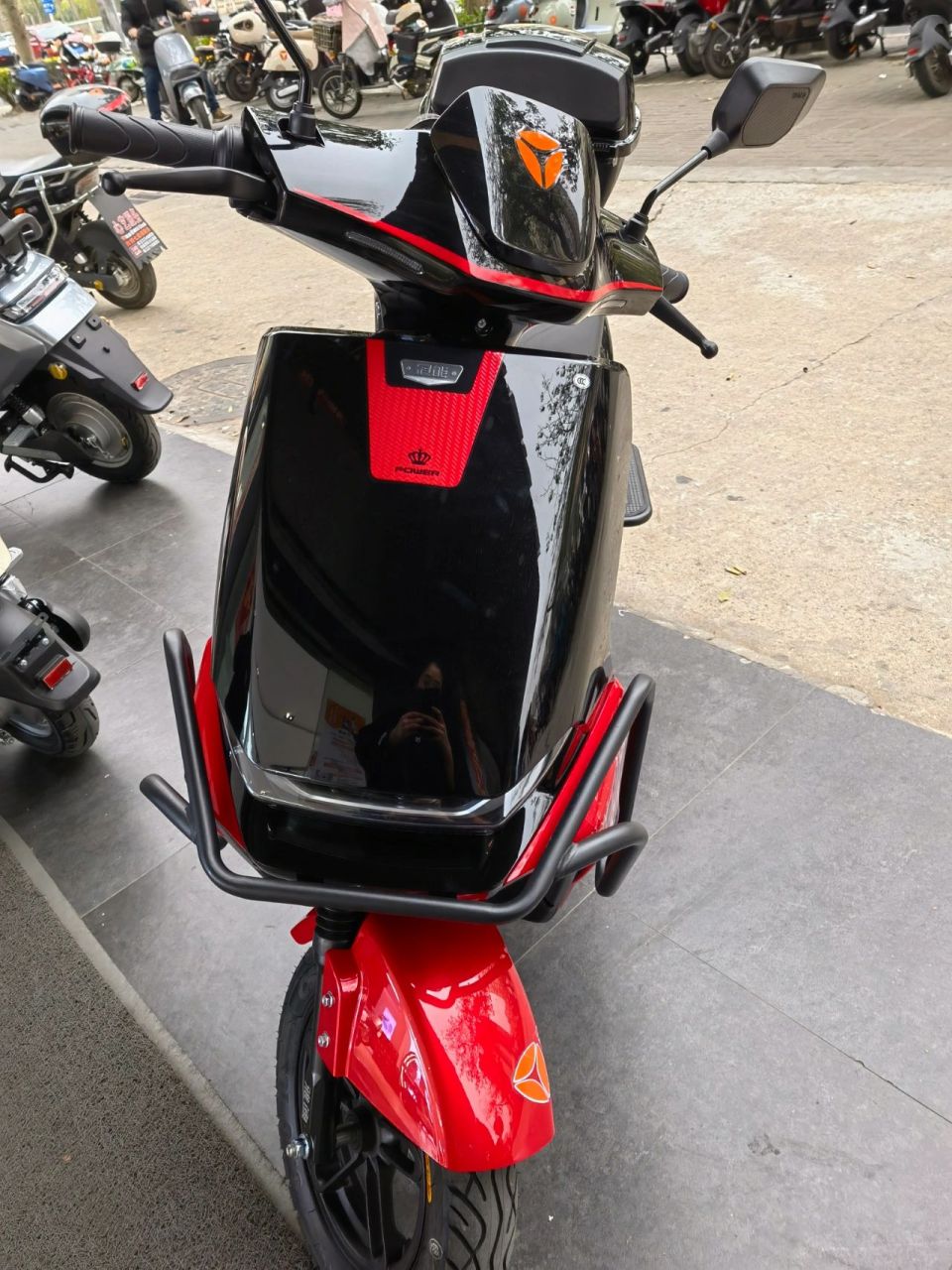 家有二孩的电动车——我买雅迪欧俊 昨天和闺蜜一起去逛了几个牌子,都