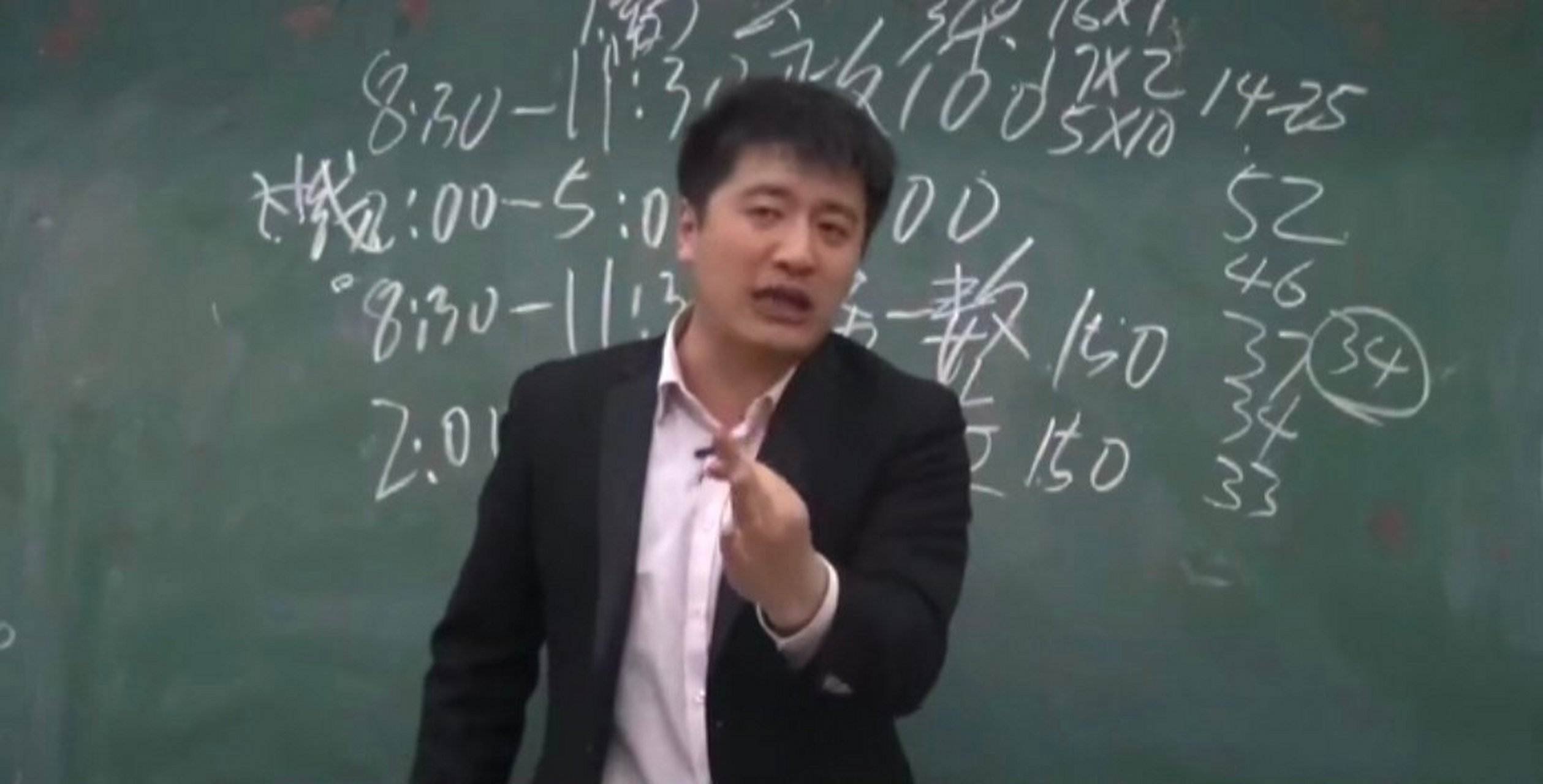张雪峰每年都会给考生们很多有参考价值的建议,他的高考志愿参考书能