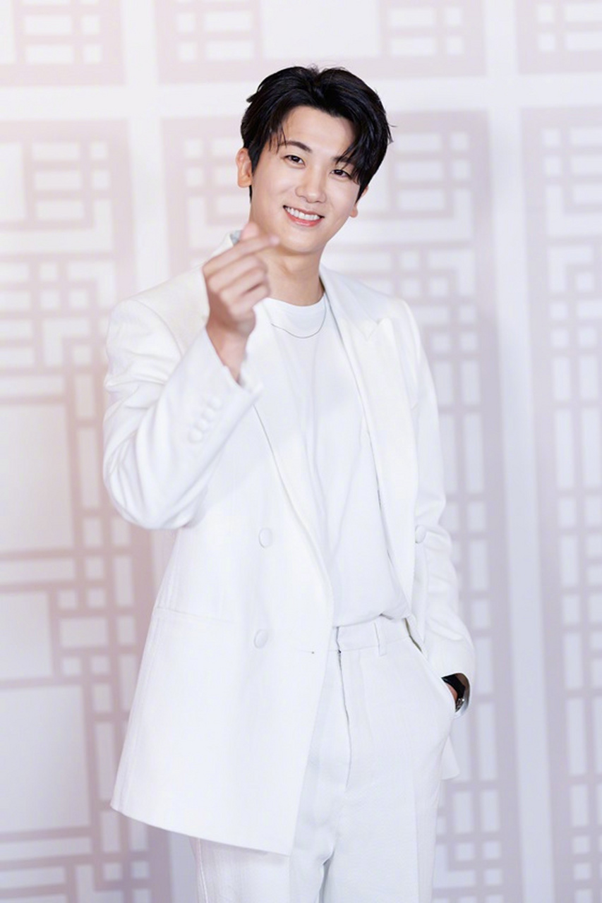 尹钟硕# 今日出席tvn新月火剧 制作发布会.   该剧讲述陷入神秘诅咒的