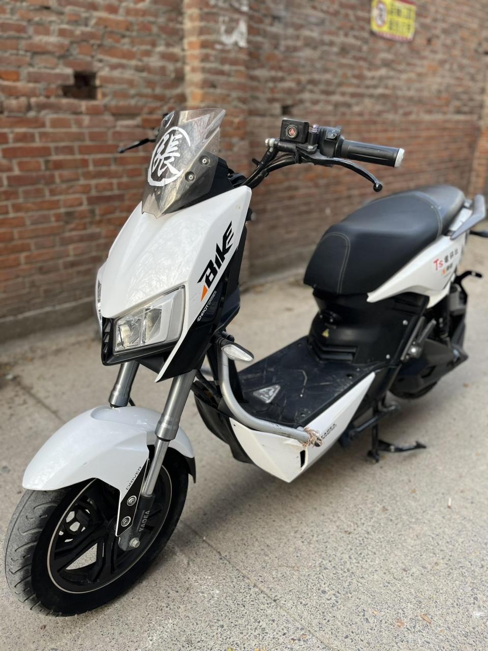 雅迪电动车x5,雅迪x5九成新整车保修半年,72付20安超威电瓶,带心情灯