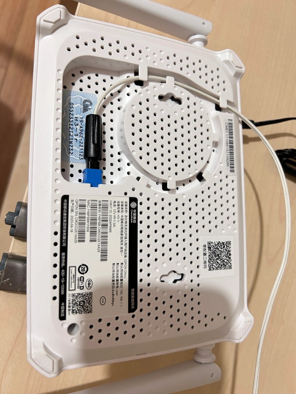 有没有大神啊 今天下午装了移动宽带 他说光猫不自带wifi 但是我说哪