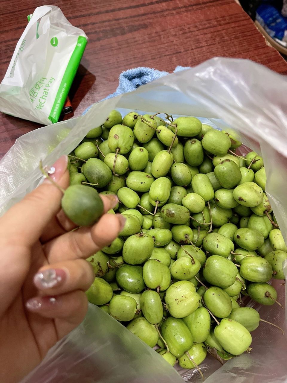 东北野生圆枣子 这个是东北野生的圆枣子,也是大家口中的奇异莓,圆枣
