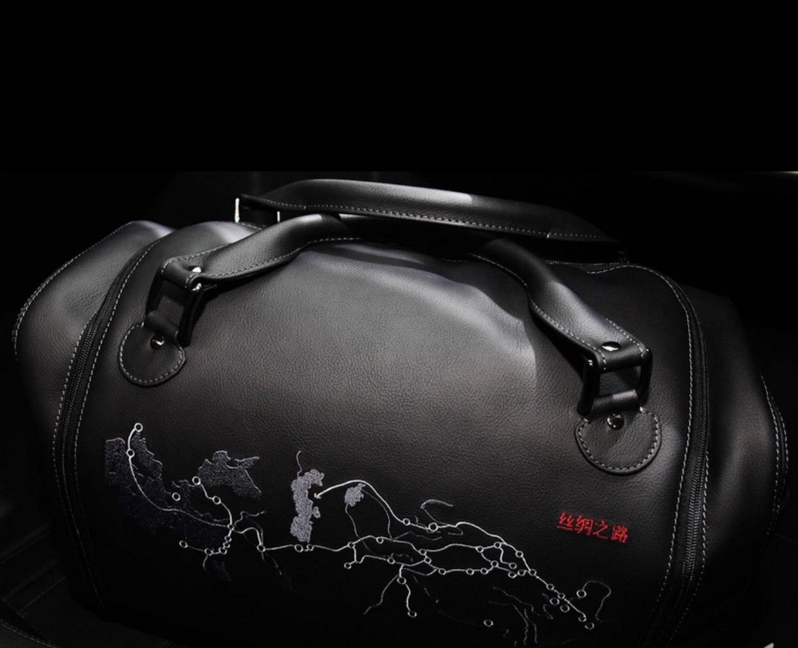 法拉利599gtb青花瓷限量版是中古国当代著名艺术家卢昊受法拉利之托