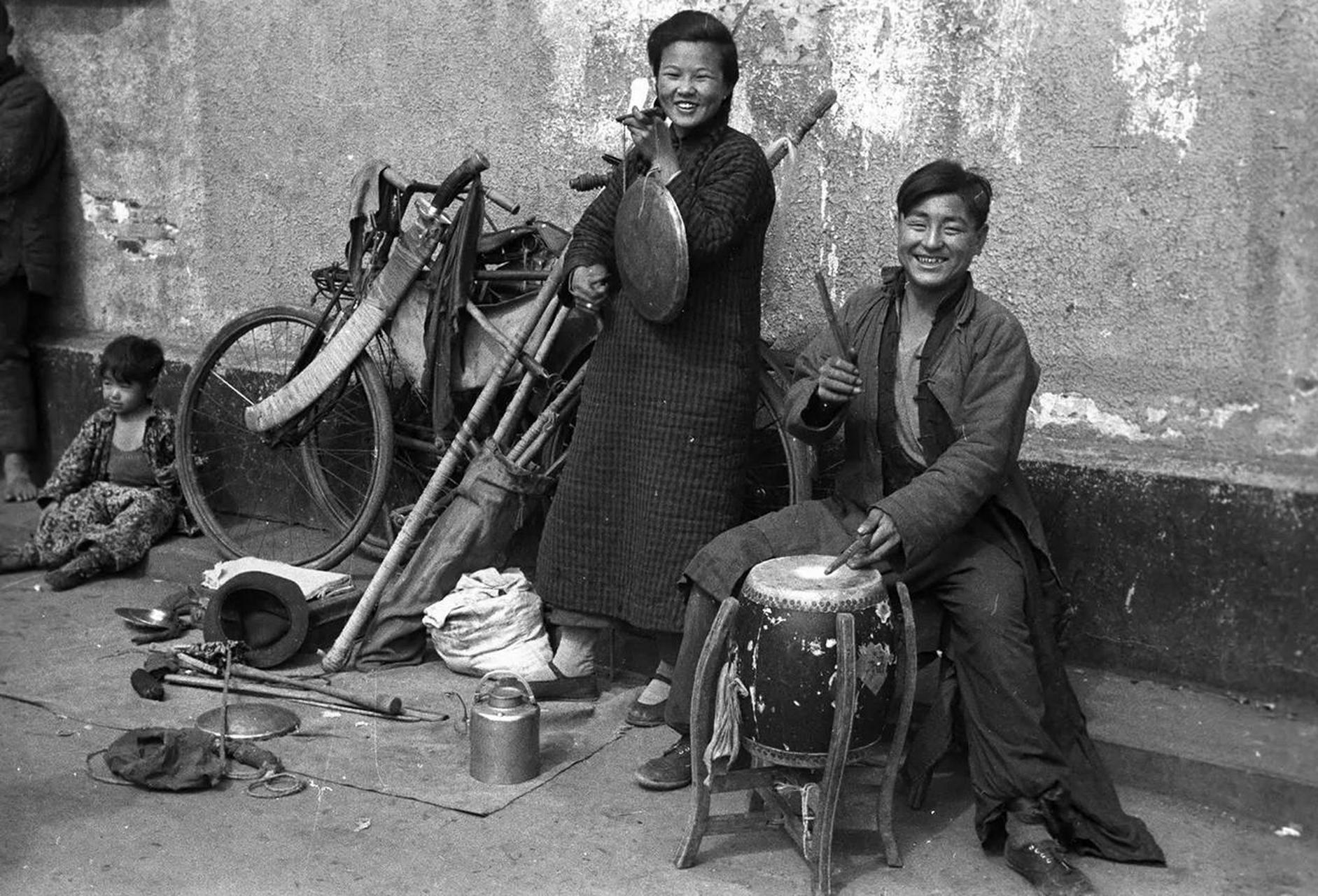 1937年,拍摄于上海 街头卖艺人