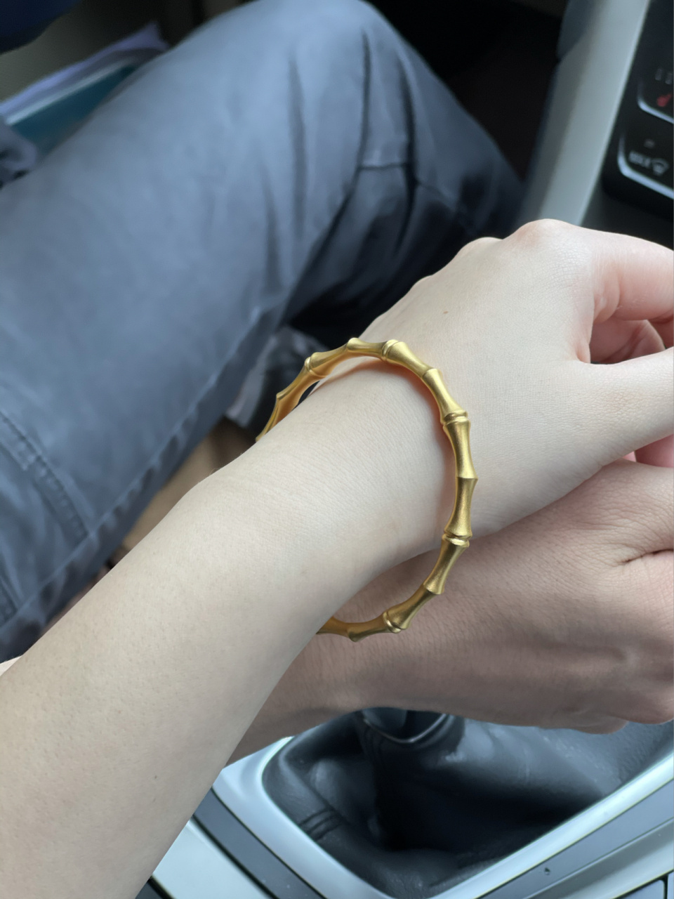 周生生竹节黄金手镯 选结婚三金真的是个很漫长的过程.