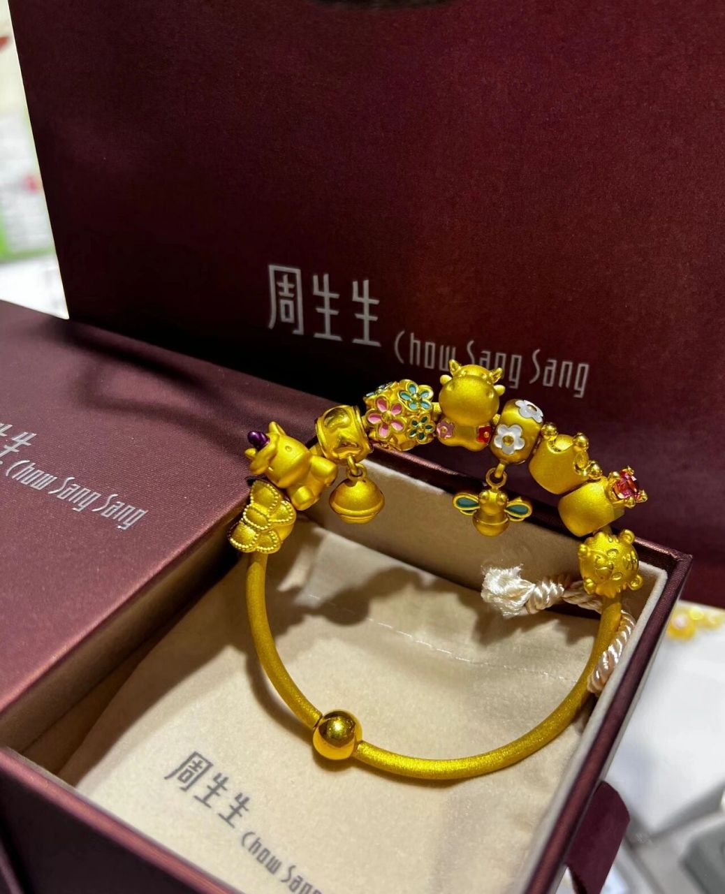 周生生黄金潘多拉手镯 黄金版的潘多拉手镯你值得拥有