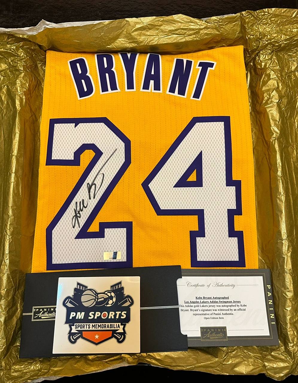 科比亲笔签名球衣panini出品 科比签名经典湖人24号主场金色球衣 当时