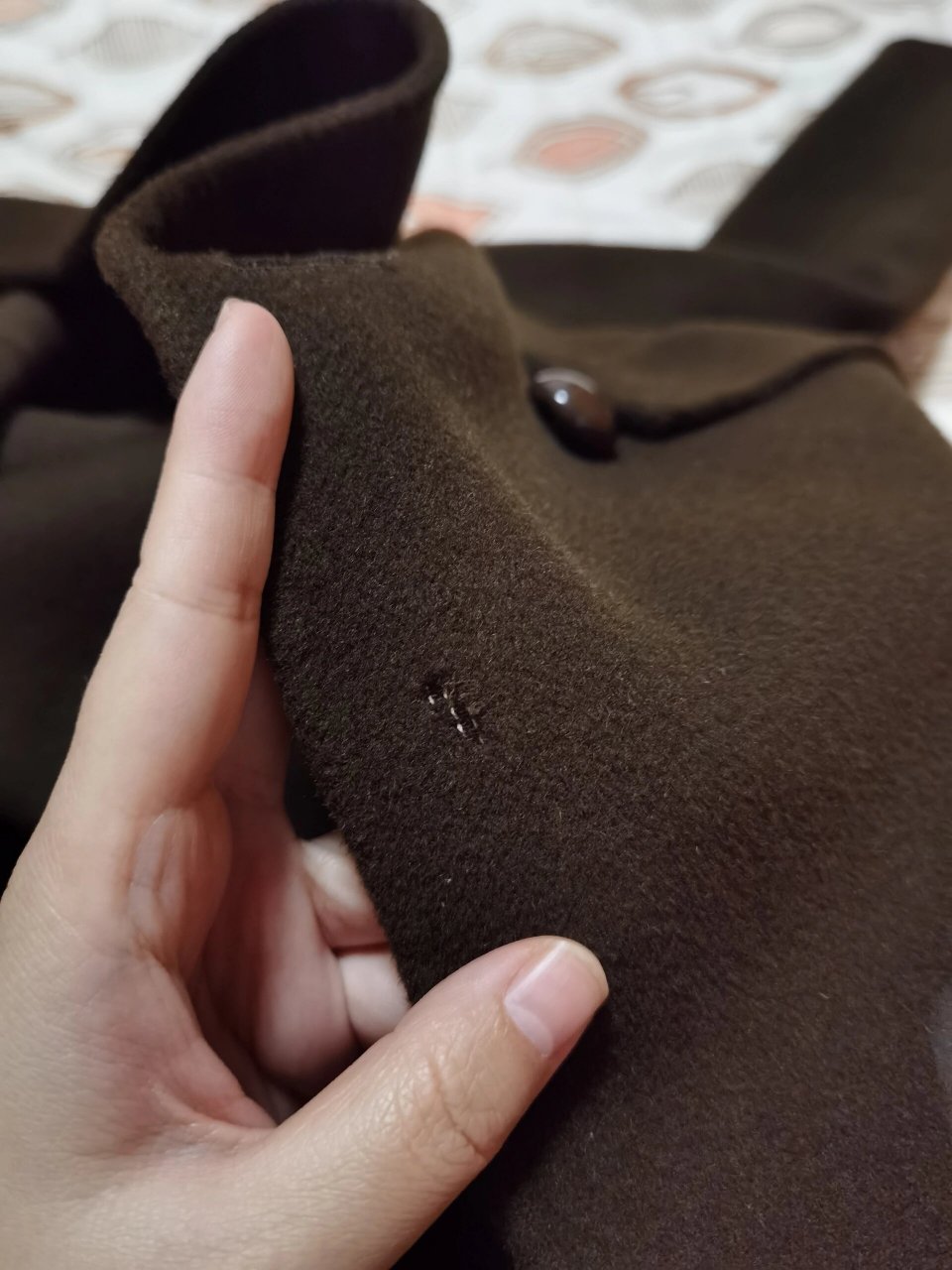 自己也可以修复被虫蛀的羊毛大衣啦! 自己看图片对比!