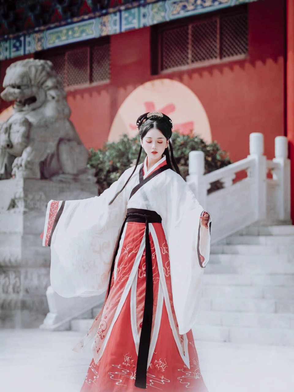 杂裾垂髾服(魏晋南北朝) 杂裾垂髾服:又名袿衣,上衣与深衣相似,主要
