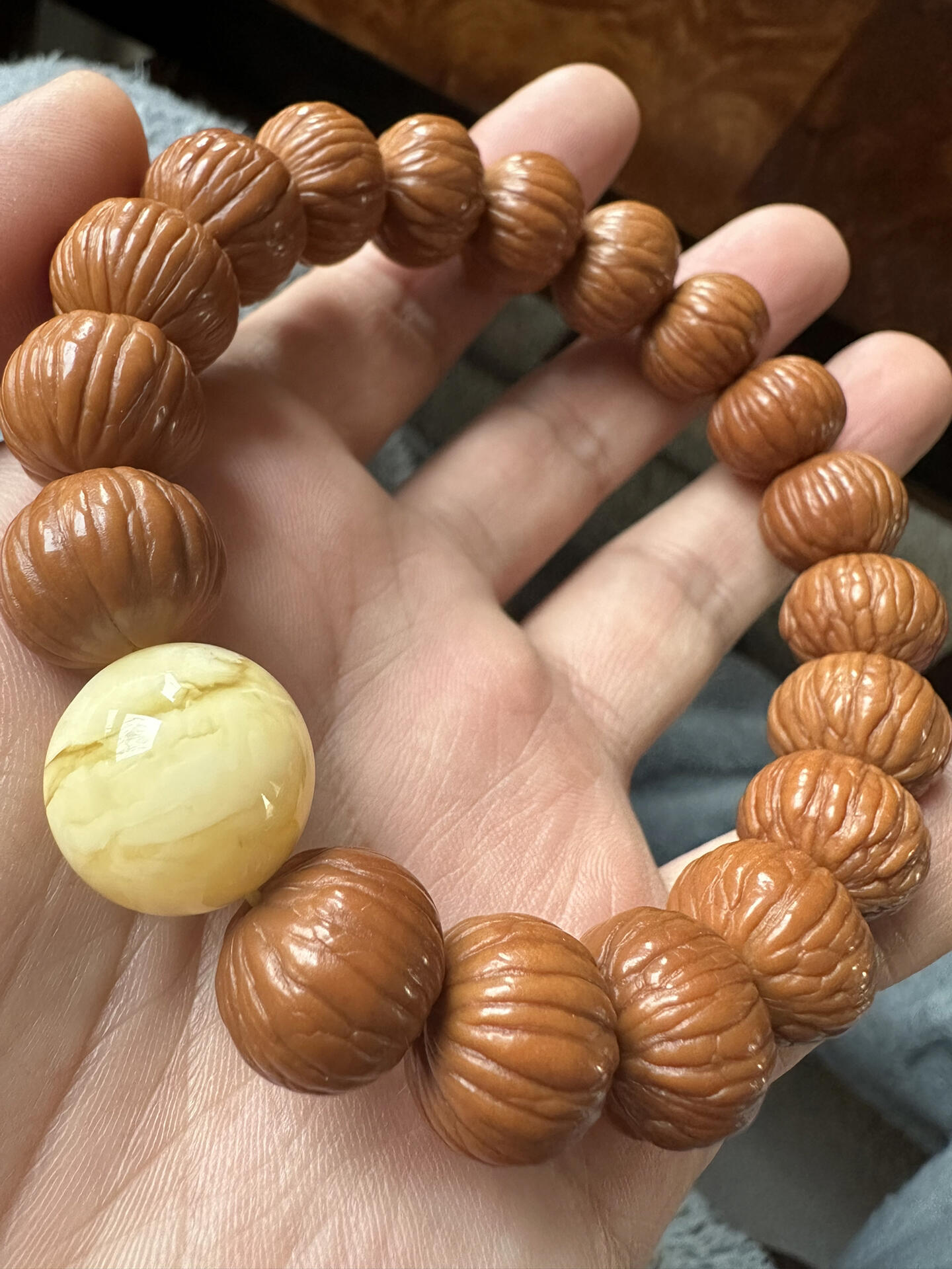 一年的猴头土豪换新装,加个蜜蜡珠子盘一盘.