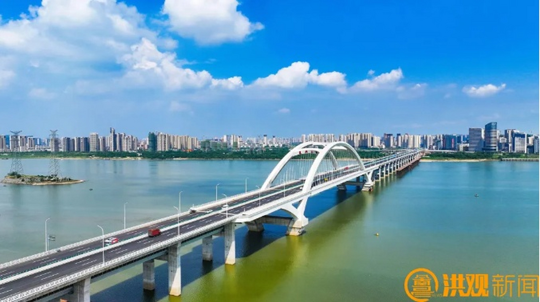 复兴大桥是一条衔接九龙湖片区与南昌县的跨江城市主干路, 全长4.