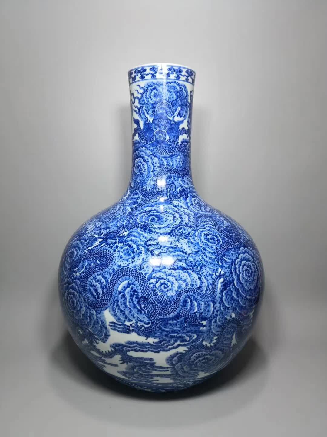 青花九龙闹海天球瓶大清乾隆年制【九五品】 青花九龙闹海天球瓶-大清