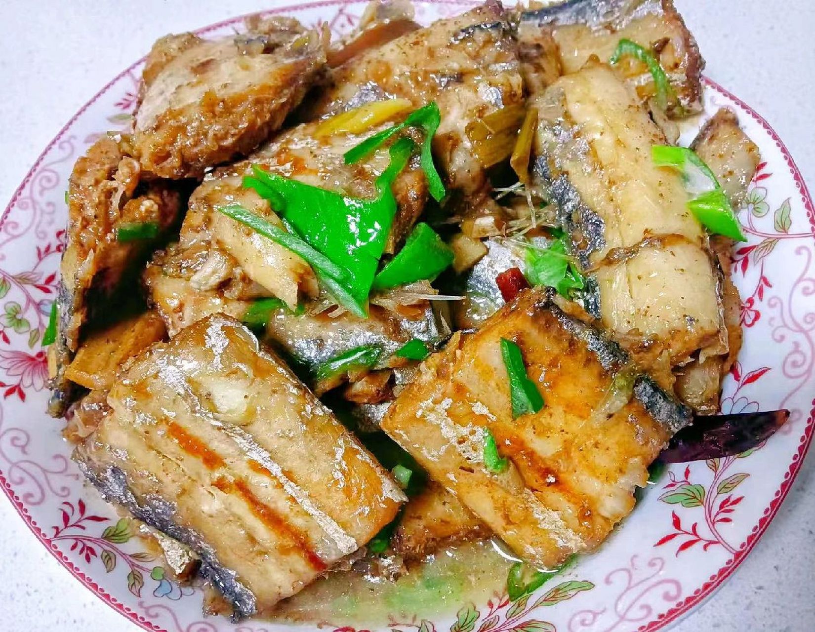 家常清炖带鱼 备菜:带鱼 , 葱姜蒜,辣椒92 1,把带鱼洗干净切段放盆