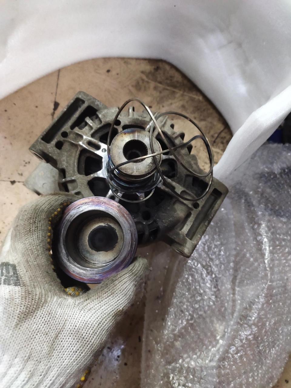 别克君越,发电机转子头,皮带跑出来了,更换新的发电机和皮带,完美解决