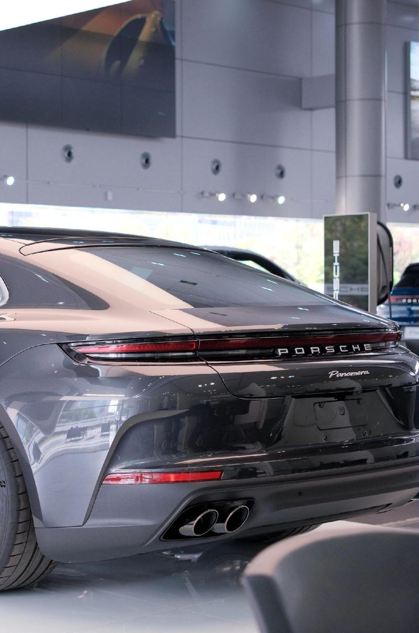 全新保时捷2024帕拉梅拉火山灰实拍.